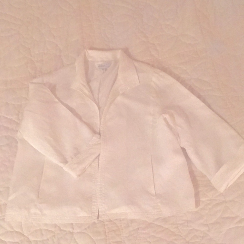 Elegant Kim Rogers soft white 100% linen cropped jacket with roll cuff. Size XL